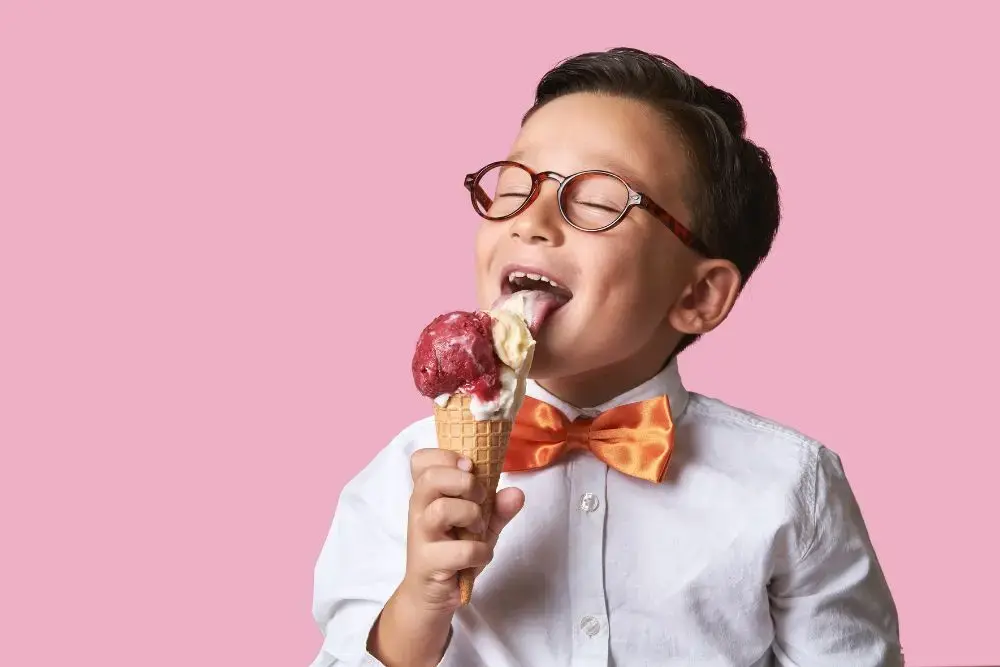 Anak Makan Es Krim
