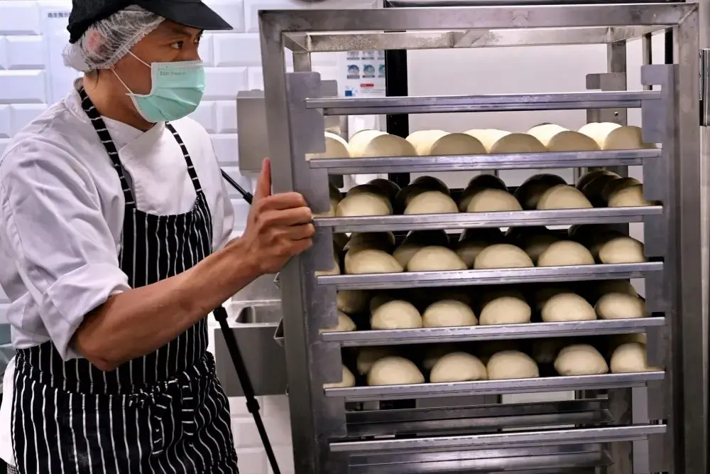 Baker Mendorong Troli Adonan