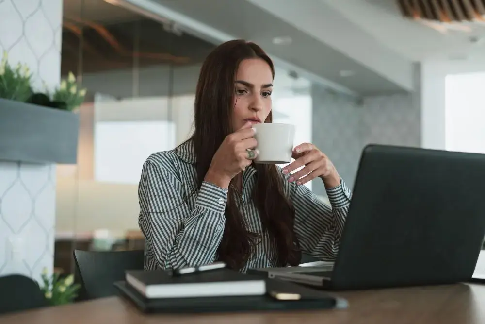 Pekerja Minum Kopi